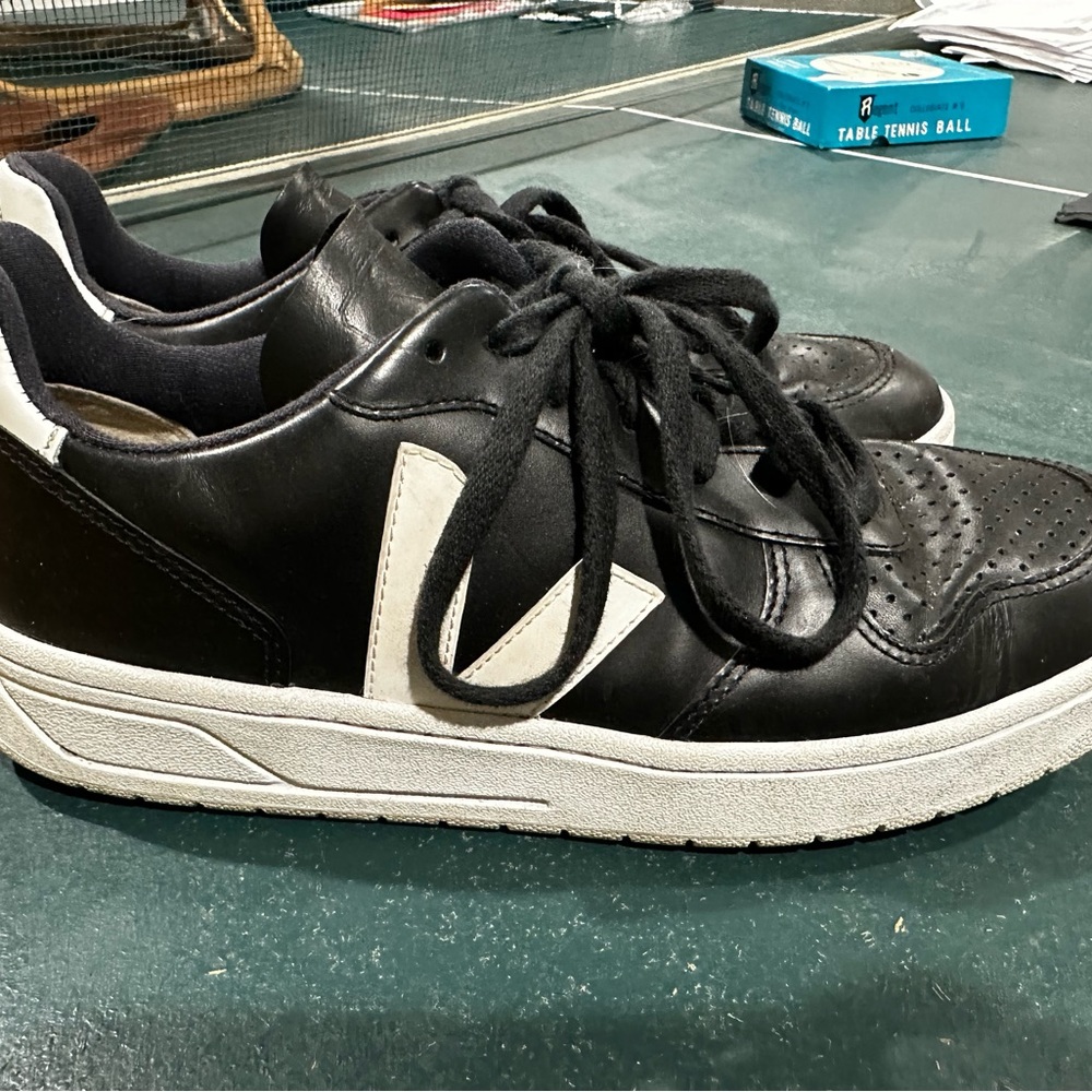 Veja V-10 leather sneakers ✨